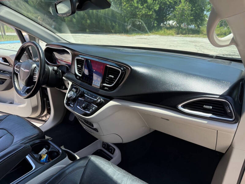 2017 Chrysler Pacifica Touring-L Plus
