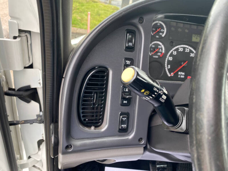 2015 Freightliner M2 106