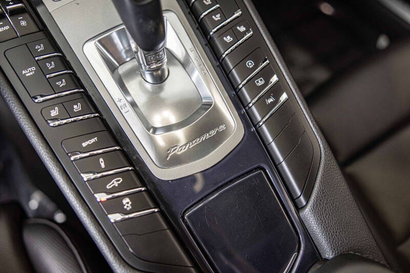 2016 Porsche Panamera 4 Edition