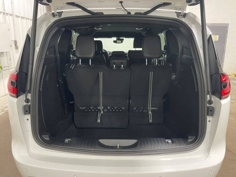 2027 Chrysler Pacifica Select