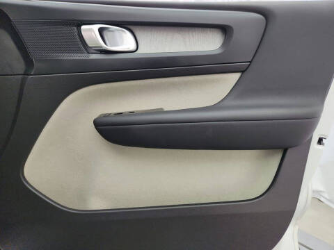 2023 Volvo XC40 B5 Plus Bright Theme