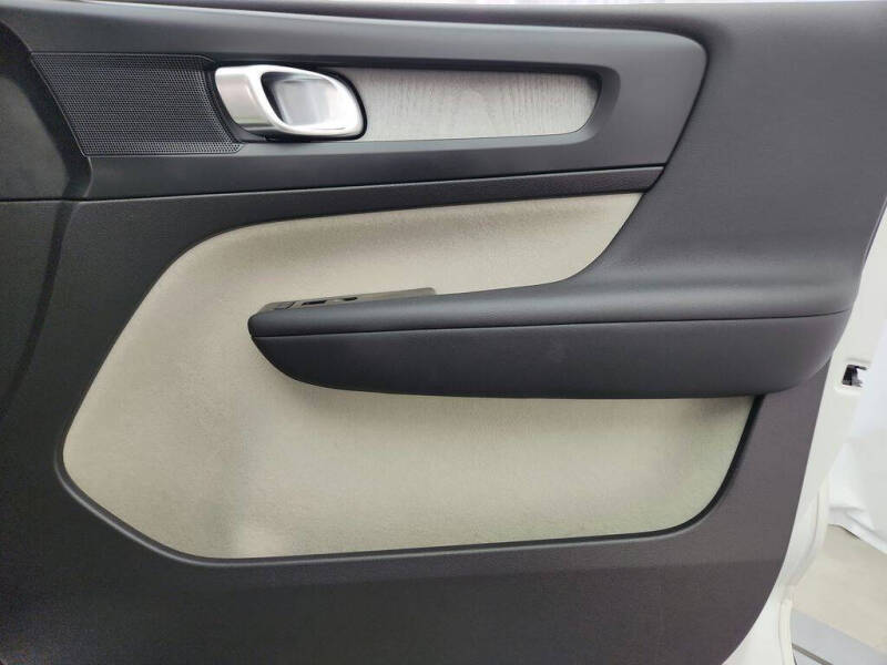 2023 Volvo XC40 B5 Plus Bright Theme