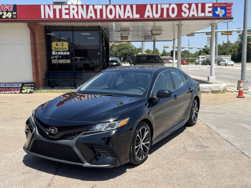 2020 Toyota Camry SE's photo