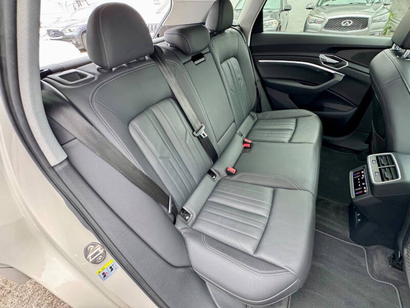 2021 Audi e-tron quattro Premium