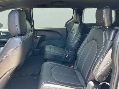 2027 Chrysler Pacifica Select