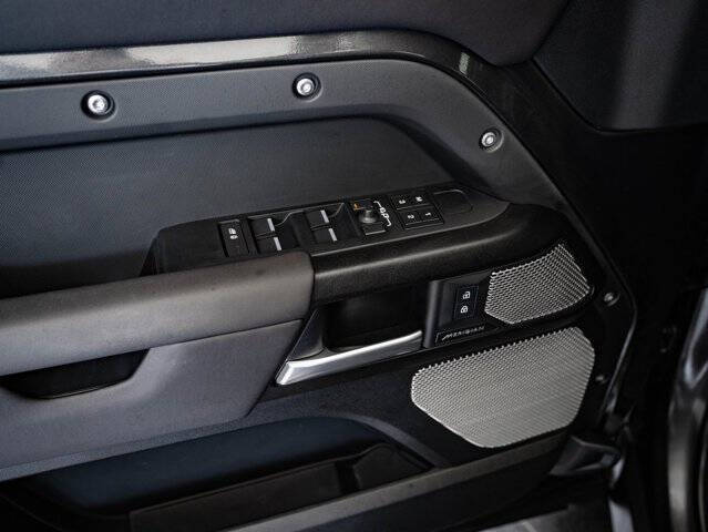 2024 Land Rover Defender 130 P400 Outbound