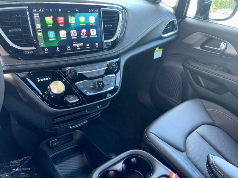 2027 Chrysler Pacifica Select