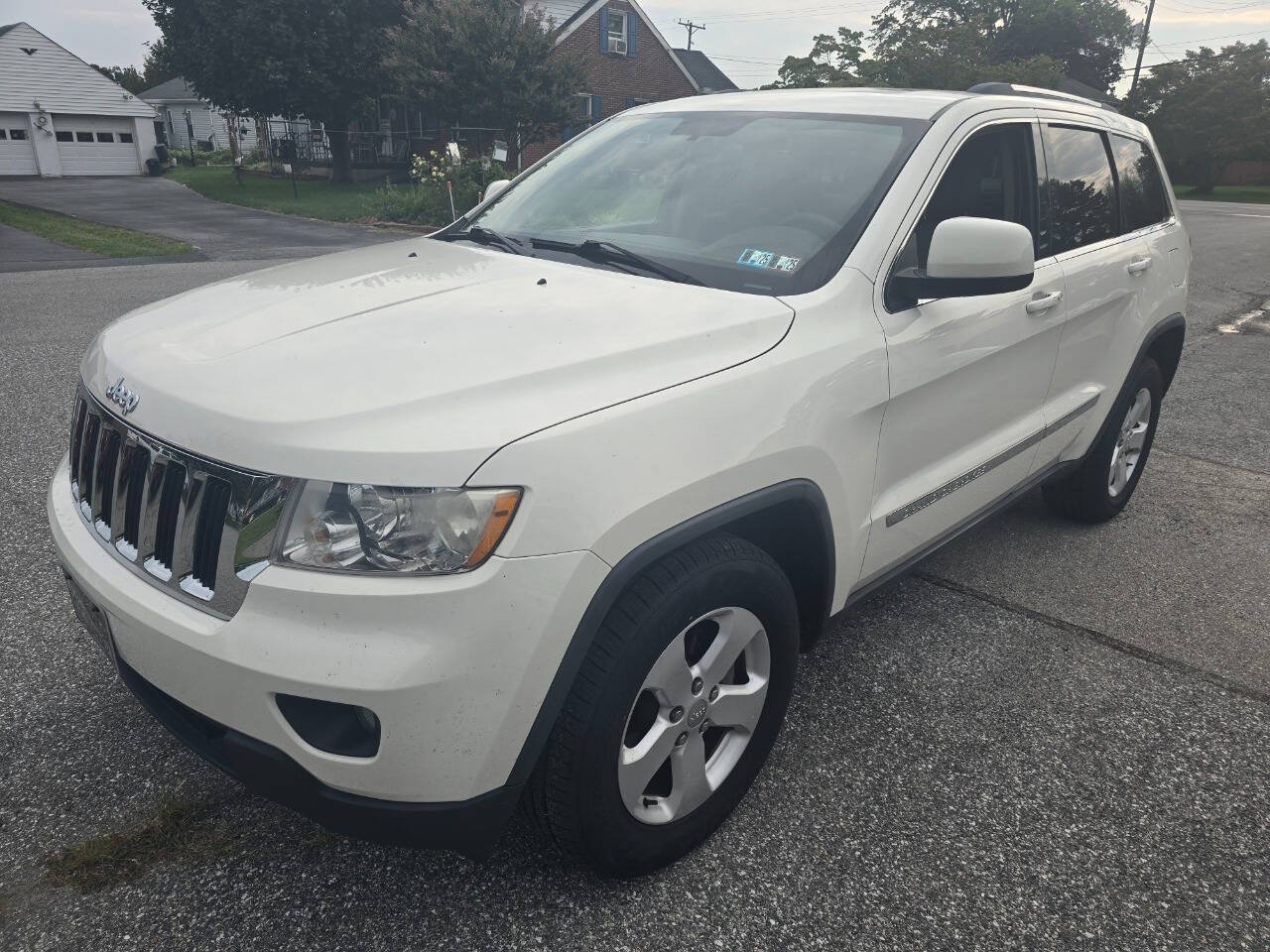 2011 Jeep Grand Cherokee for sale at QUEENSGATE AUTO SALES in York, PA