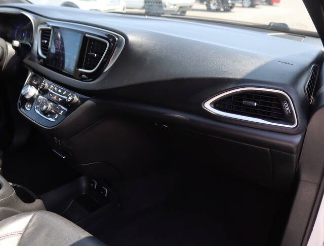 2020 Chrysler Pacifica for sale at Modern Automotive Group LLC in Lafayette, TN