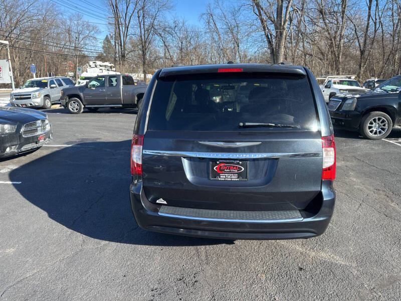 2013 Chrysler Town & Country Touring photo 6