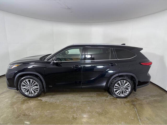 2022 Toyota Highlander Hybrid Platinum