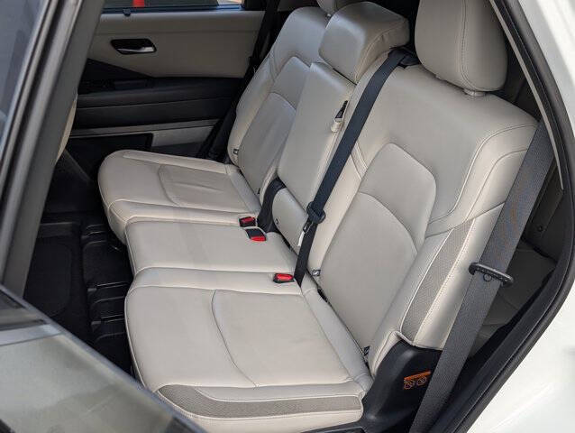 2022 Nissan Pathfinder SL