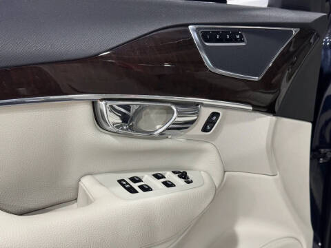 2016 Volvo XC90 T6 Momentum