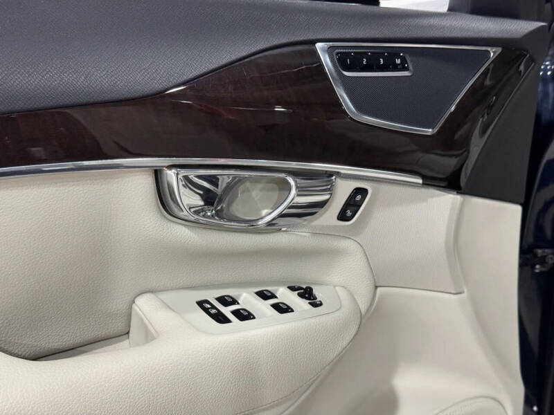 2016 Volvo XC90 T6 Momentum