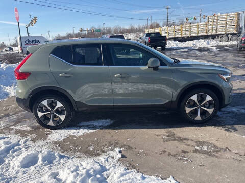 2025 Volvo XC40 B5 Plus Bright Theme