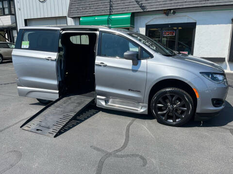2020 Chrysler Pacifica for sale at Auto Sales Center Inc in Holyoke MA