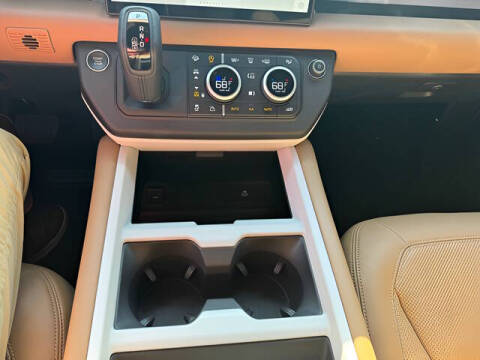2025 Land Rover Defender 130 P400 X-Dynamic SE