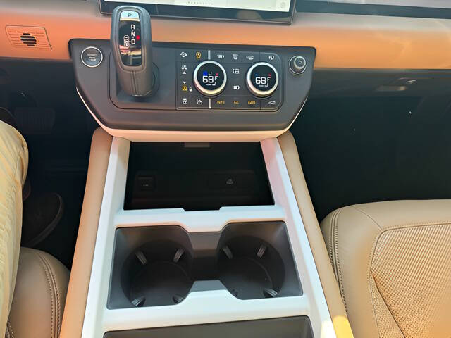 2025 Land Rover Defender 130 P400 X-Dynamic SE