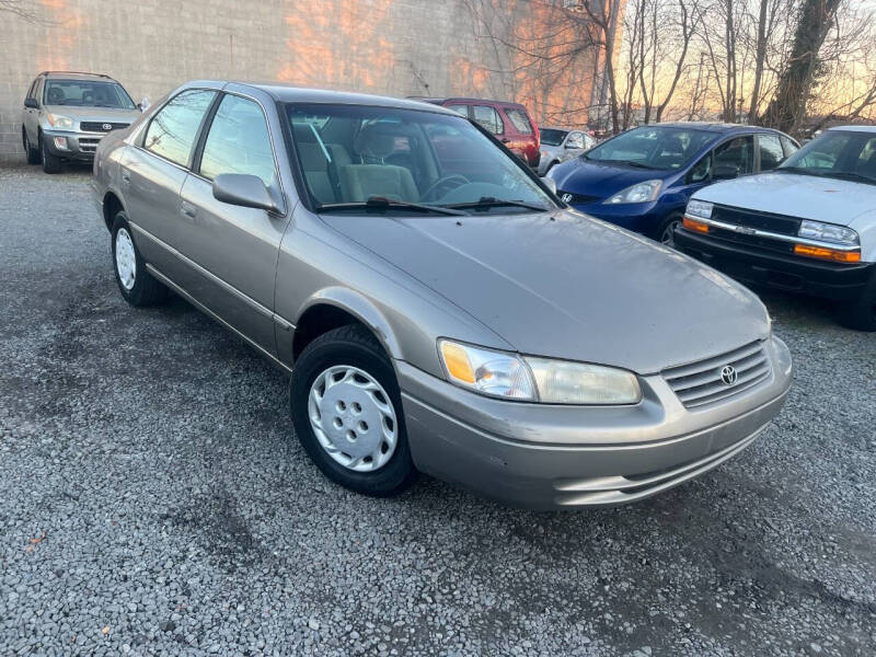 1998 Toyota Camry LE photo 3