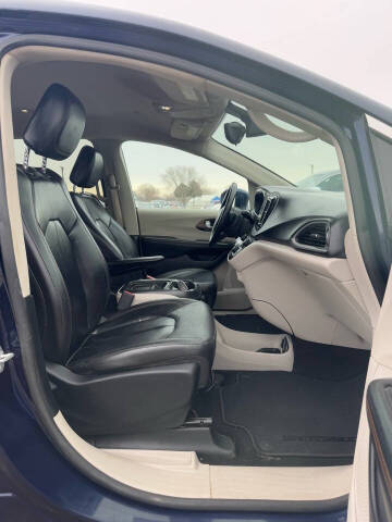 2017 Chrysler Pacifica Touring-L