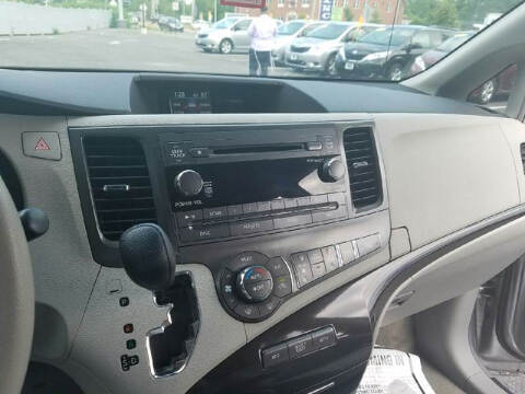 2013 Toyota Sienna LE 8-Passenger