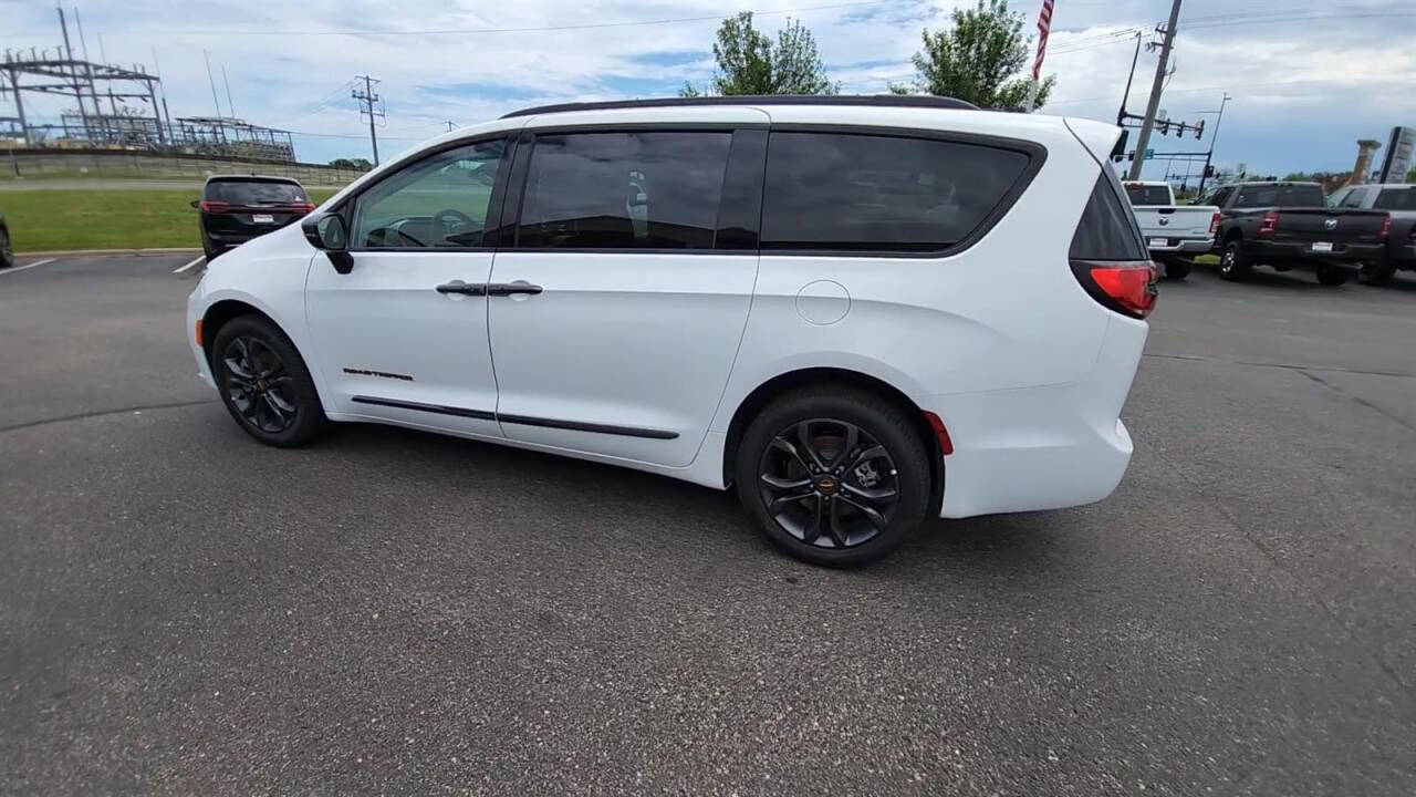 2024 Chrysler Pacifica for sale at Victoria Auto Sales in Victoria, MN