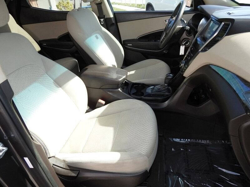 2017 HYUNDAI Santa Fe SUV / Crossover - $15,900