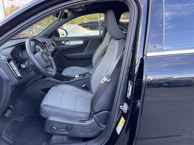 2025 Volvo XC40 B5 Core Bright Theme