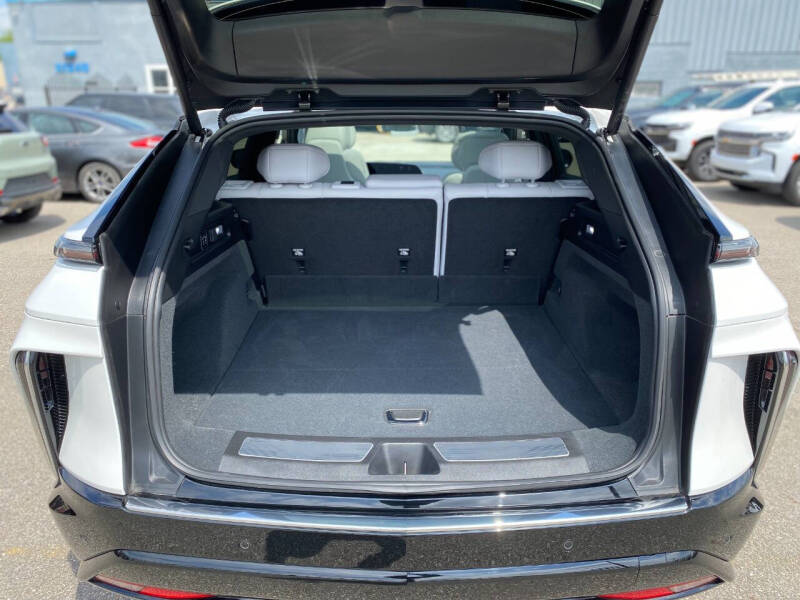 2024 Cadillac LYRIQ Luxury 2