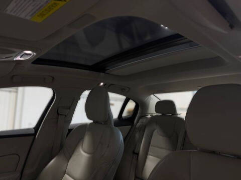 2022 Volvo S60 Recharge T8 R-Design Expression