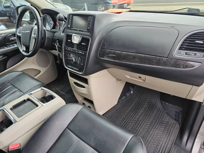 2016 Chrysler Town and Country Touring