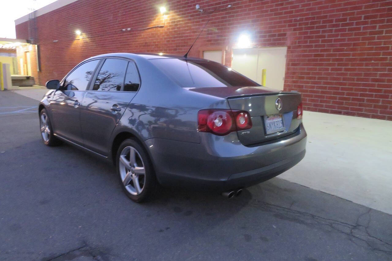 2010 Volkswagen Jetta for sale at The Car Vendor LLC in Bellflower, CA