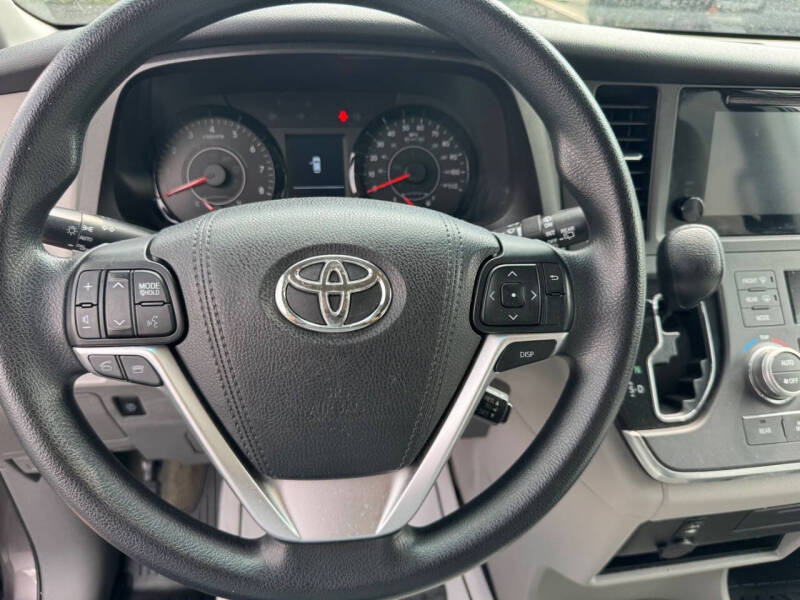 2017 Toyota Sienna LE 8-Passenger