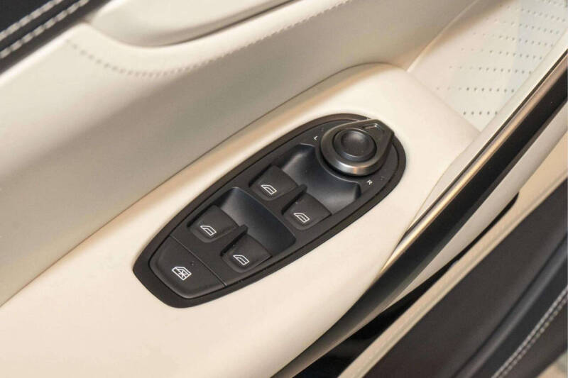 2024 Aston Martin DBX