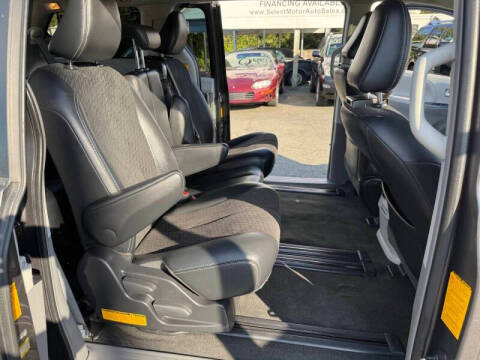 2013 Toyota Sienna SE 8-Passenger