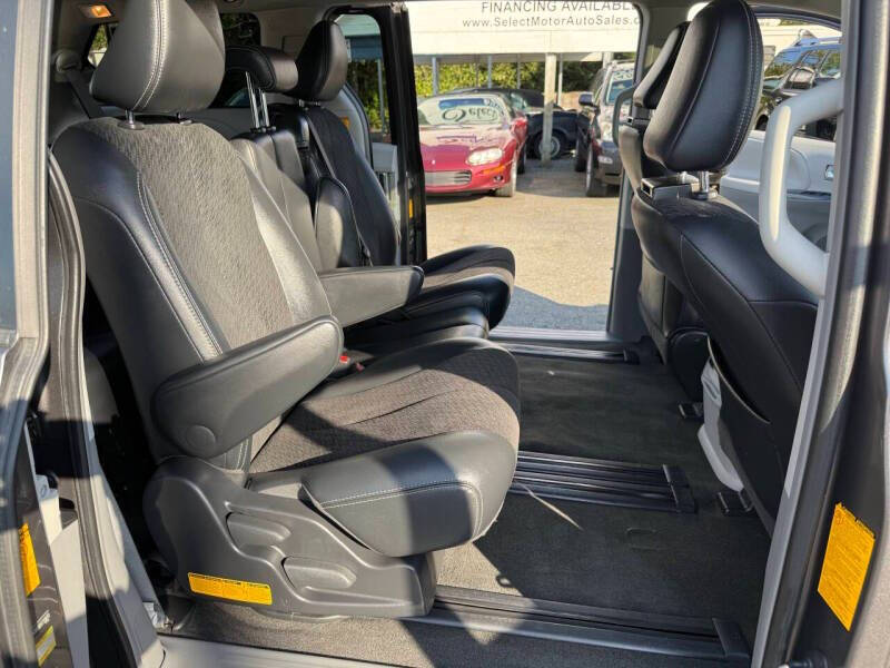 2013 Toyota Sienna SE 8-Passenger