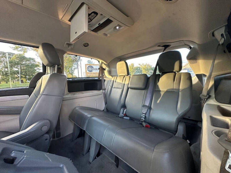 2011 Volkswagen Routan SE