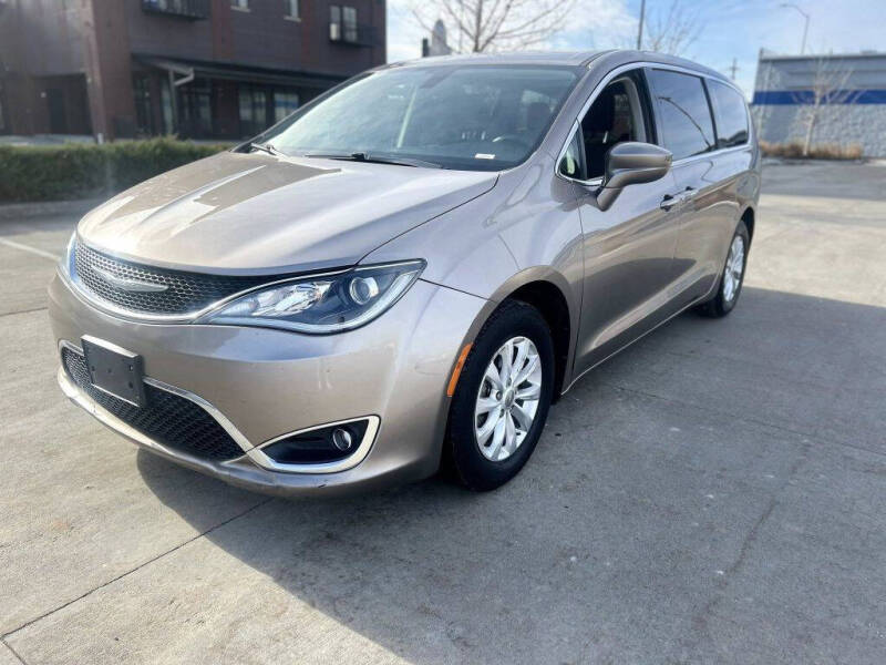 2018 Chrysler Pacifica Touring Plus's photo
