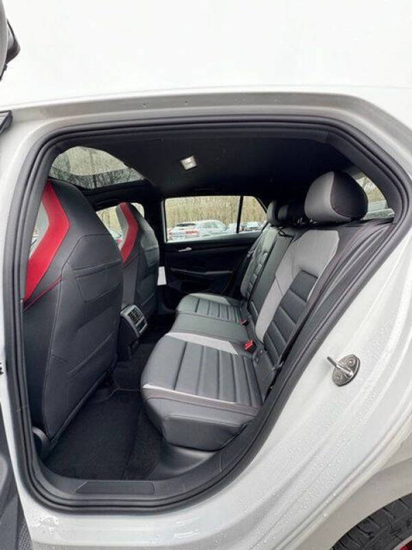 2024 Volkswagen Golf GTI SE