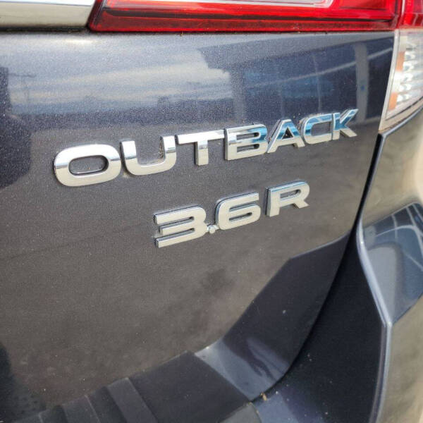 2011 Subaru Outback 3.6R Limited photo 8