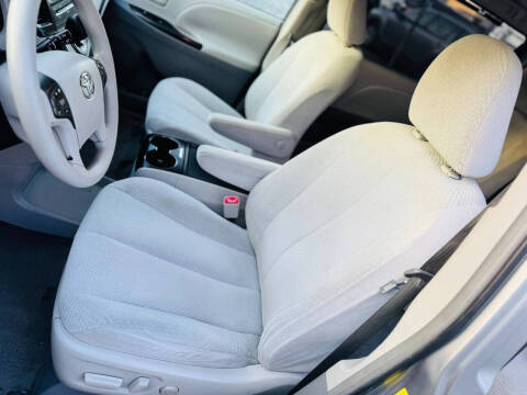 2011 Toyota Sienna LE 8-Passenger