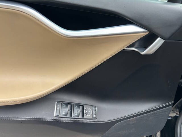 2015 Tesla Model S 26