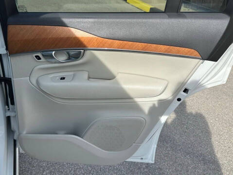 2022 Volvo XC90 T6 Momentum 7-Passenger