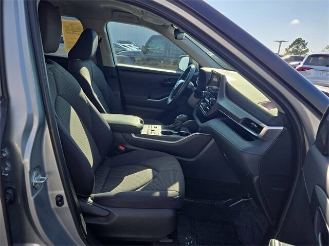 2024 Toyota Highlander LE