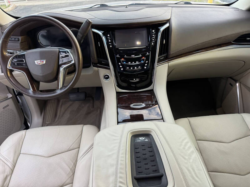 2016 Cadillac Escalade Luxury Collection