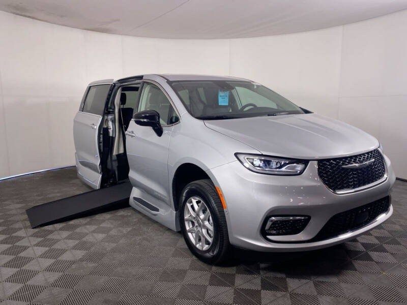 2024 Chrysler Pacifica Touring L's photo