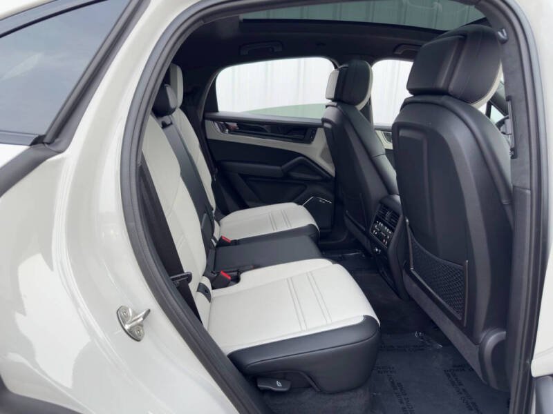 2024 Porsche Cayenne Turbo E-Hybrid Coupe