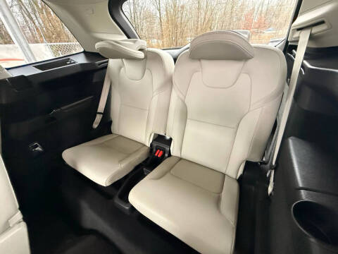 2020 Volvo XC90 T6 Momentum 6-Passenger