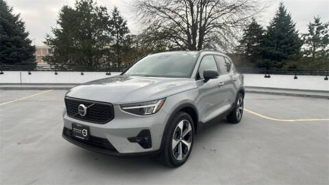 2025 Volvo XC40 B5 Plus Dark Theme