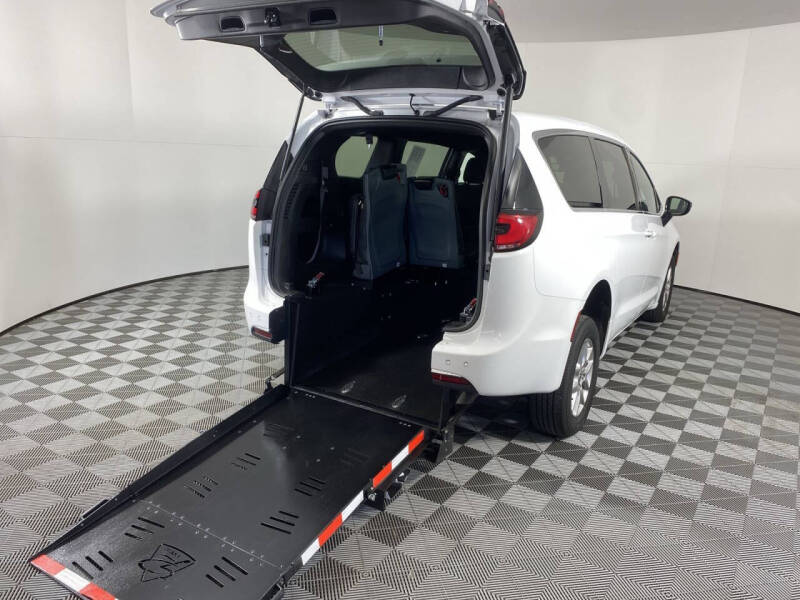 2024 Chrysler Pacifica Touring's photo